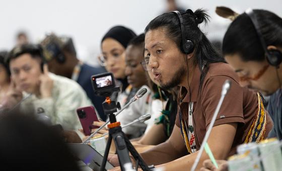Des participants à une table ronde de la jeunesse organisée par le Secrétaire général de l’ONU, António Guterres, à la COP30 à Belém, au Brésil.